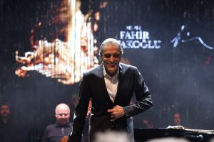 Fahir Atakoğlu belgeselinin galasına ünlü akını