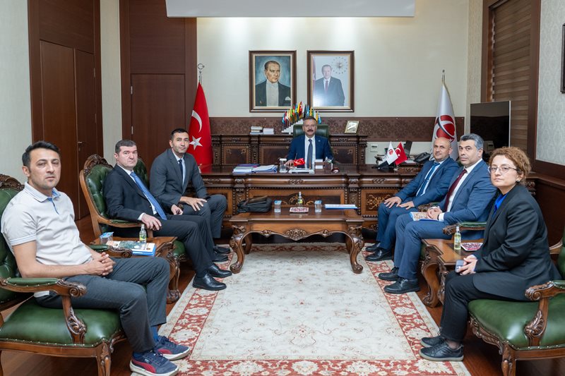 Karayolları 4. Bölge Müdür Yardımcısı Sait Sırrı Baki ve beraberindekiler alimiz Sayın Hüseyin Aksoy'u ziyaret etti.