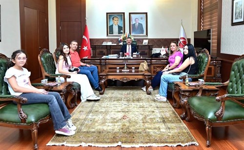 Türkiye Finans Katılım Bankası Adana Atatürk Caddesi Şubesi Müdürü, eşi ve kızları, Valimiz Sayın Hüseyin Aksoy’u ziyaret etti.