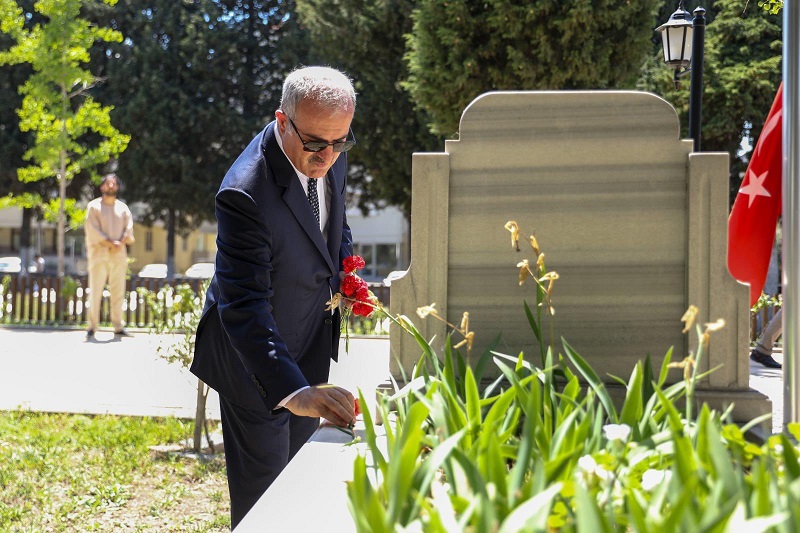 Valimiz Doç. Dr. Ömer TORAMAN Kurban Bayramı’nda Hastane Bayırı Şehitliği’ni Ziyaret Etti