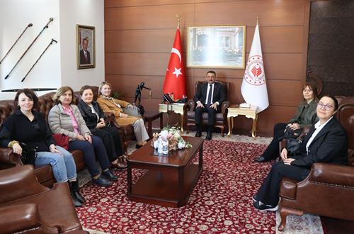 Vali Osman Hacıbektaşoğlu, Yardımseverler Derneği Başkanı Emel Özdoğan ve Yönetimini Kabul Etti