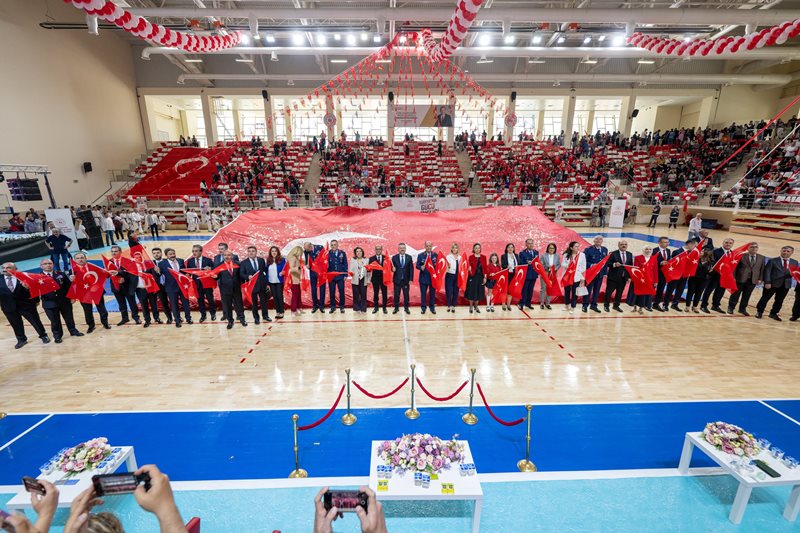 Valimiz Sn. Hüseyin Aksoy, 19 Mayıs Atatürk’ü Anma, Gençlik ve Spor Bayramı dolayısıyla Şehit Anıl Gül Spor Salonu’nda gerçekleştirilen törene katıldı