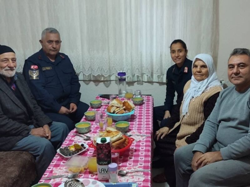 Jandarma ekipleri şehit ailelerini iftarda yalnız bırakmıyor