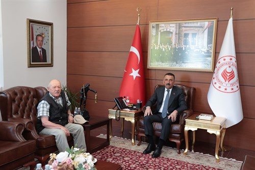 Kafkametler Faciasında Oğlunu Kaybeden Baba Ömer Hebip, Vali Osman Hacıbektaşoğlu’nu Ziyaret Etti