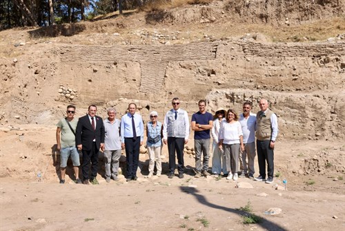 VALİMİZ SAYIN ATİLLA TOROS, TOROSLAR İLÇESİ DEMİRTAŞ MAHALLESİ’NDE BULUNAN YUMUKTEPE HÖYÜĞÜ KAZI ALANINI ZİYARET ETTİ