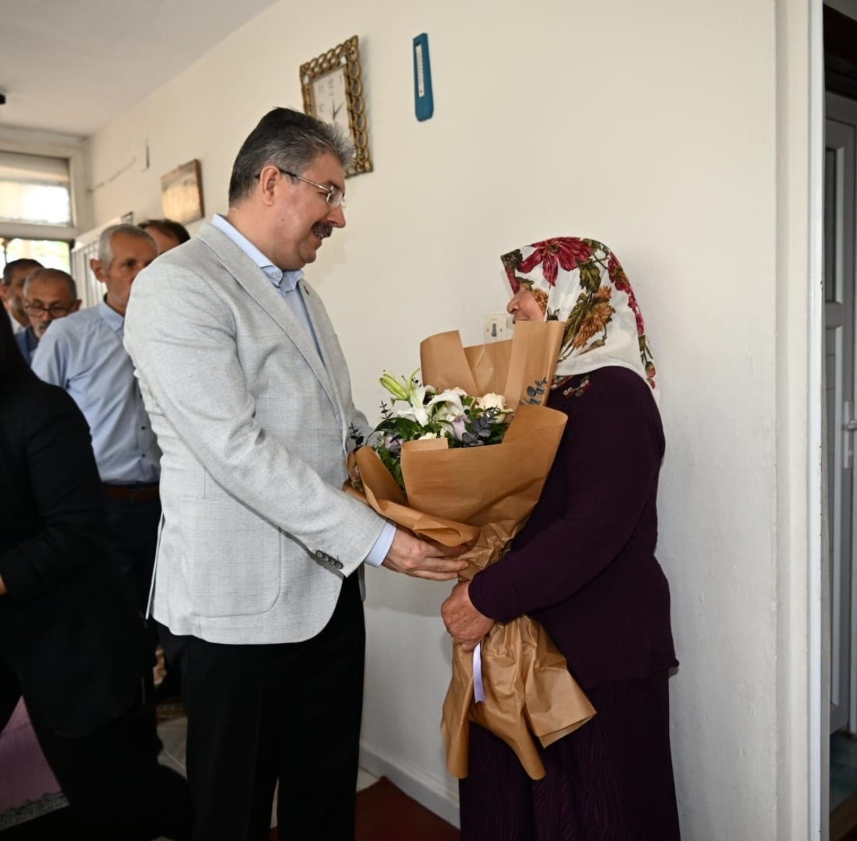 Vali Yılmaz, Anneler Gününde Şehidimiz Polis Memuru Hasan Aslan’ın Annesini Ziyaret Etti