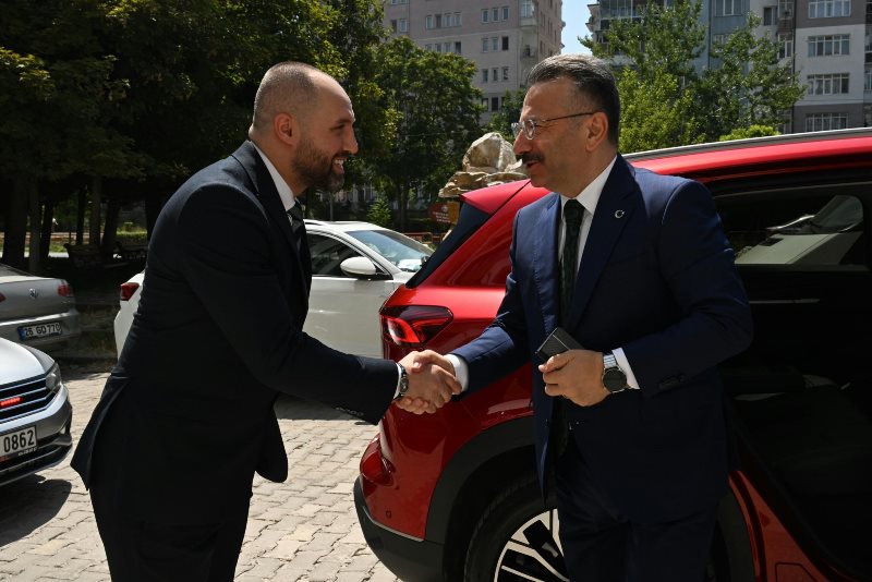 Valimiz Sayın Hüseyin Aksoy Eskişehir Durum haber sitesini ziyaret etti. 4. kuruluş yıl dönümlerini kutlayarak yayın hayatında başarılar diledi.