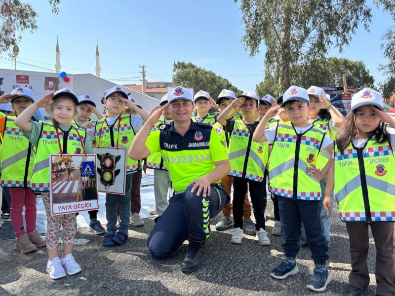 Jandarmadan Öğrencilere Trafik ve Çevre Bilinci Eğitimi Verildi