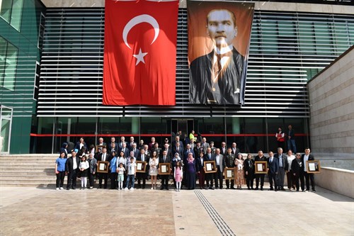 DEVLET ÖVÜNÇ MADALYASI VE BERATI TEVCİH TÖRENİ DÜZENLENDİ