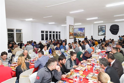 VALİ ŞEFİK AYGÖL, TERMAL SERAMİK FABRİKASI İŞÇİLERİYLE İFTAR SOFRASINDA BULUŞTU