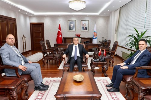 VALİMİZ SAYIN ATİLLA TOROS, KKTC MERSİN BAŞKONSOLOSU EREK ÇAĞATAY VE KKTC MERSİN BAŞKONSOLOSLUĞU MUAVİN KONSOLOS EVREN TAŞAN İLE GÖRÜŞTÜ