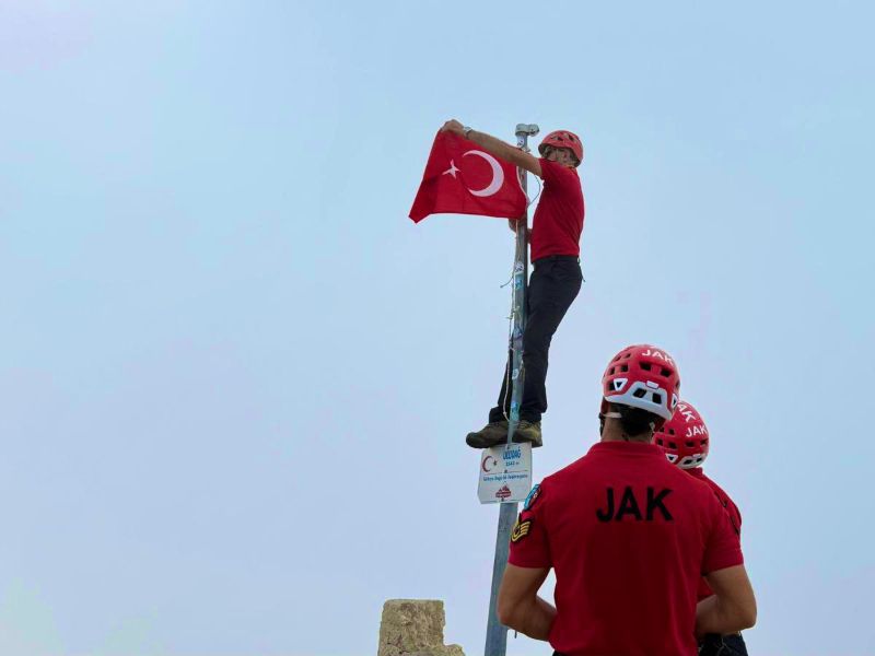 JAK Timleri Uludağ Büyük Zirve'de Bayrak Değişimi Yaparak Jandarma Genel Komutanlığının 186'ncı Kuruluş Yıl Dönümünü Kutladı