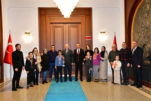 Vali Yıldırım Satranç Şampiyonlarını Kabul Etti 