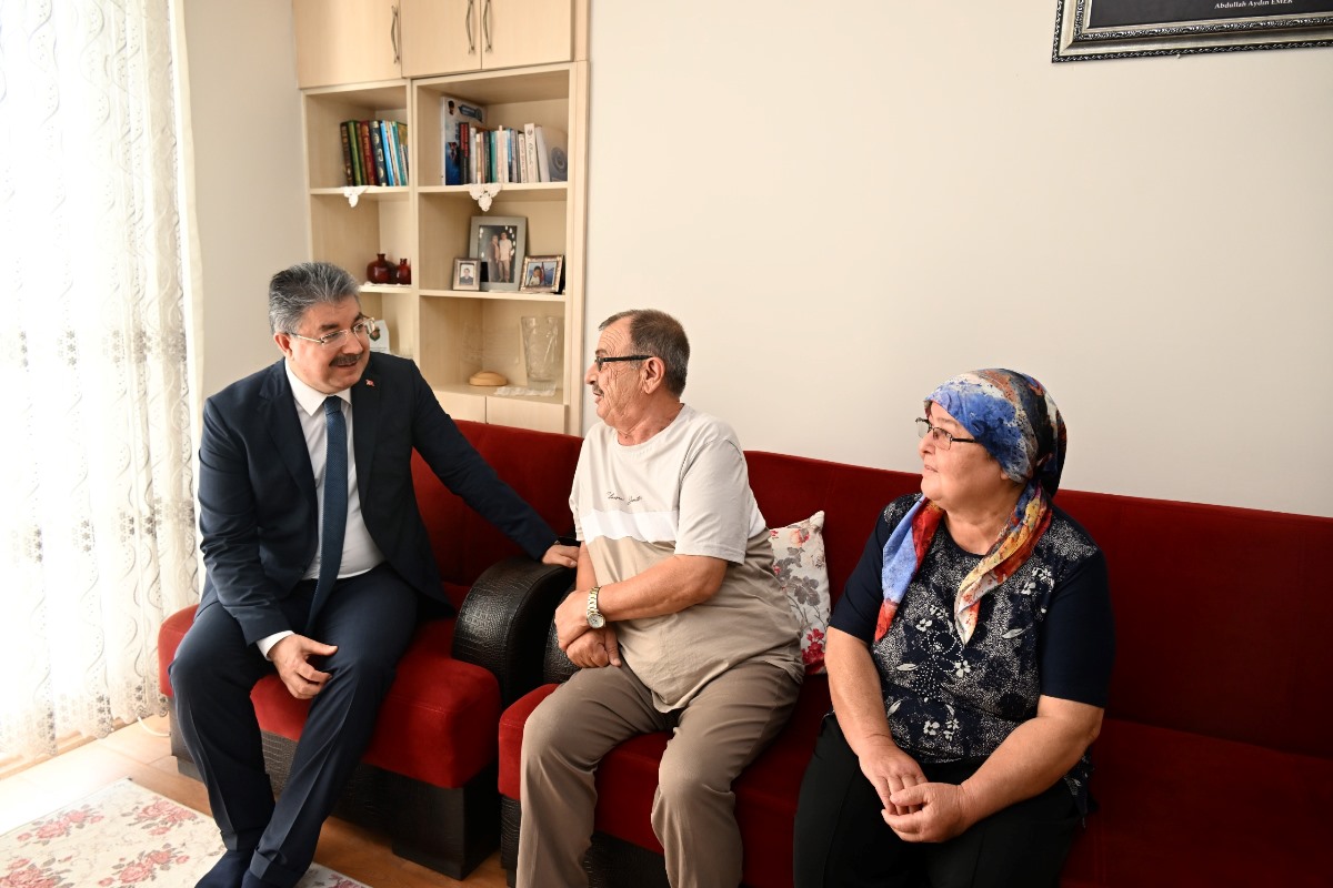 Vali Dr. Erdinç Yılmaz, Şehidimiz Jandarma Er Abdullah Aydın Emer’in Ailesini Ziyaret Etti