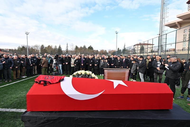 Valimiz Sayın Hüseyin Aksoy, Eskişehirspor'un efsane golcüsü, Fethi Heper için düzenlenen veda programına katıldı.