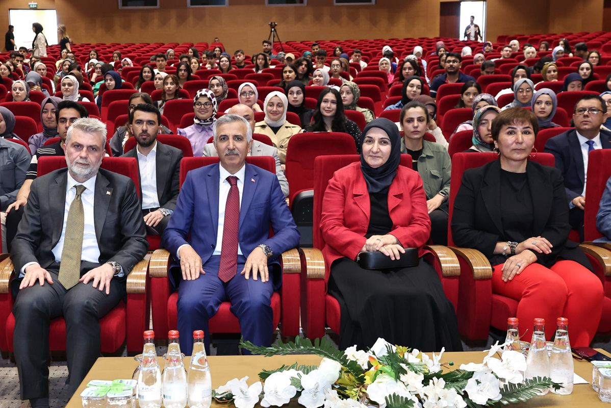 Vali Ünlüer ve Eşi Dr. Selma Ünlüer Hanımefendi, Hemşireler Haftası Programına Katıldı