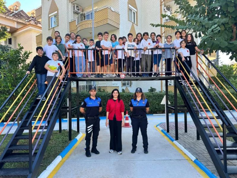 Alanya’da Polis Ekipleri Tarafından Minik Öğrencilere Trafik Eğitimi Verildi