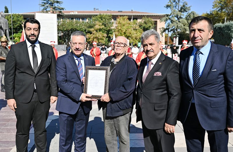 Valimiz Sayın Hüseyin Aksoy, bu yıl 38. kutlanan Ahilik Haftası Etkinlikleri kapsamında Valilik meydanında düzenlenen Şed Kuşatma törenine katıldı.