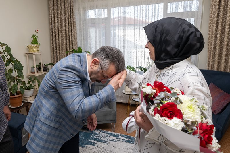Valimiz Sayın Hüseyin Aksoy, Anneler Günü dolayısıyla Şehit P. Uzm. Çvs. Enis Yücel'in annesi Birsen Yücel'i ziyaret ederek Anneler Günü’nü kutladı.