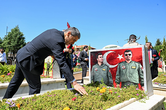 Vali Aktaş’tan Bayram Öncesi Şehitlik Ziyareti