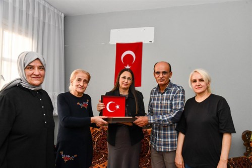 VALİMİZ SAYIN ATİLLA TOROS’UN EŞİ DUDU İREM TOROS HANIMEFENDİ, ŞEHİT OLAN KÖY KORUCUSU MEHMET YAŞAR’IN KARDEŞLERİNİ EVLERİNDE ZİYARET ETTİ