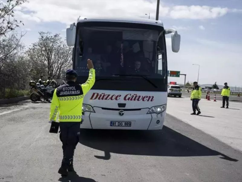 İçişleri Bakanlığımızın Talimatları Doğrultusunda; Otoyol Jandarması Ekipleri, Şehirlerarası Otobüslere 'Yolcu' Gibi Binerek Sürücüleri Denetliyor