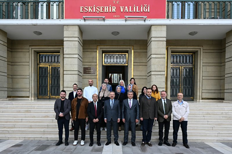Eskişehir’de ilk kez kart almaya hak kazanan 15 basın mensubuna kartları Valimiz Sayın Hüseyin Aksoy tarafından verildi.