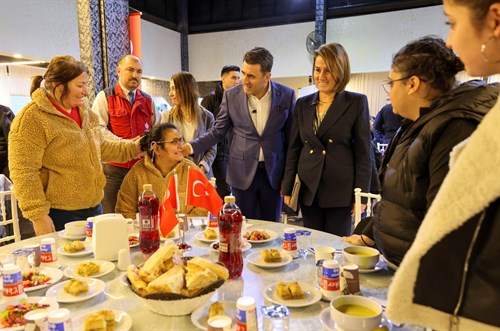 VALİ ŞEFİK AYGÖL, HUZUREVİ SAKİNLERİ VE ÇOCUKLARLA BULUŞTU
