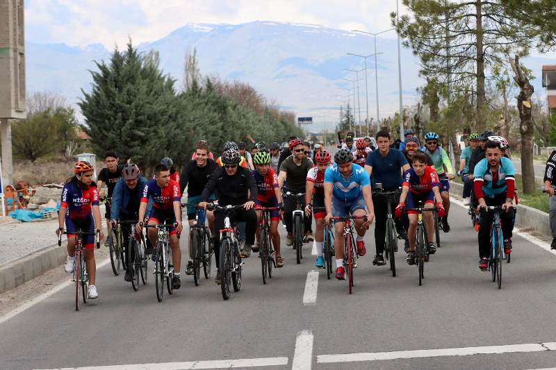 2. Gümüşler Manastırı & Tyana Su Yolu Bisiklet Etkinliği”, Valimiz Sayın Cahit ÇELİK’in teşrifleriyle gerçekleştirildi.
