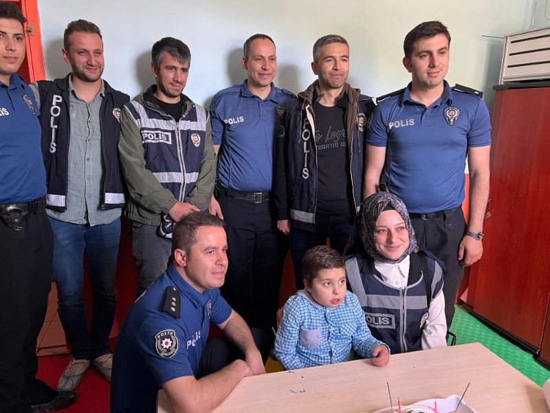 Ardahan’da Polis Ekiplerinden Özel Gereksinimli Muhammet’e Doğum Günü Sürprizi