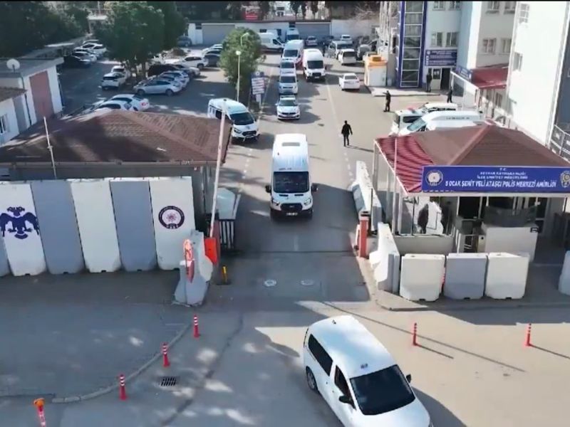 28 Büyükşehirde Eş Zamanlı Olarak 80 Mobil Göç Noktası Aracıyla Birlikte Gerçekleştirilen Denetimlerde 5 Bin 795 Kişiye Kimlik Kontrolü Yapıldı