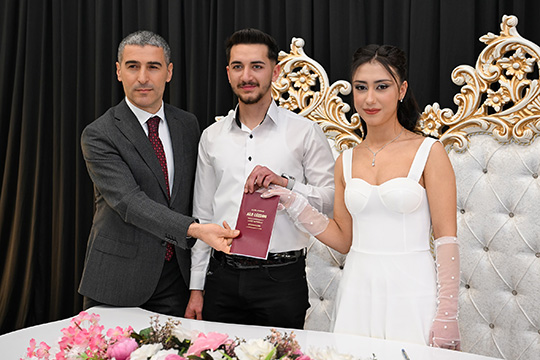 Aile ve Gençlik Fonu'ndan Destek Alarak Evlenen İlk Çiftin Nikah Şahitliğini Vali Dr. Naci Aktaş Yaptı