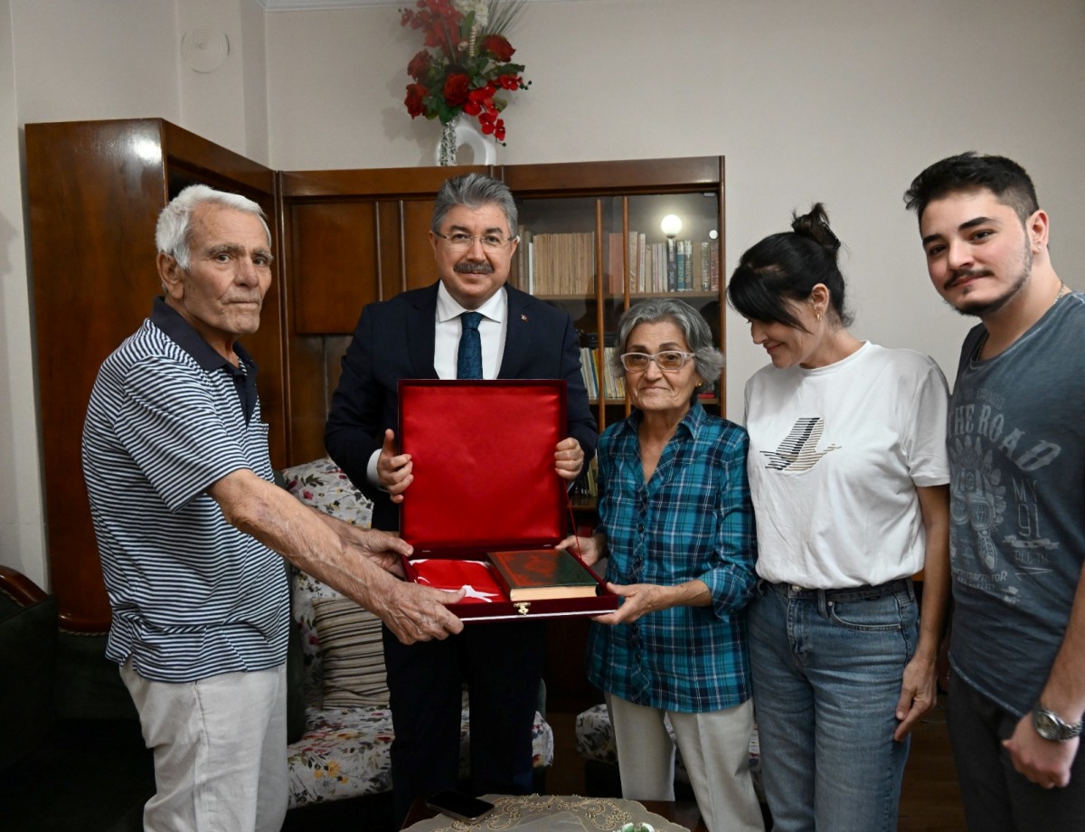 Vali Yılmaz, Şehidimiz Kıdemli Pilot Binbaşı Oğuz Apanoğlu’nun Ablasını Evinde Ziyaret Etti