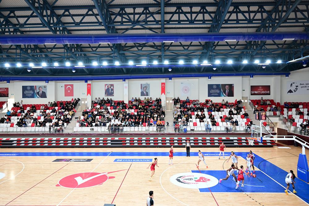 Vali Turan, Kırklareli Belediyesi Fen Bilimleri Okulu Basketbol Takımımızın Nova Adana Kadın Basketbol Takımı ile oynadığı maçı izledi…
