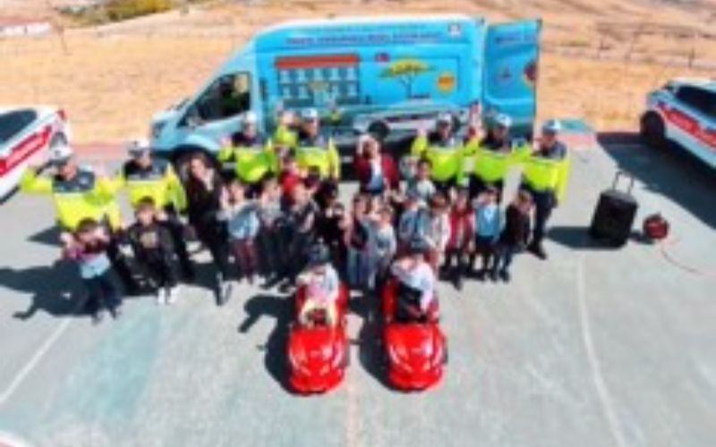 Van İl Jandarma Komutanlığı Trafik Ekiplerinden Öğrencilere Mobil Araçta Uygulamalı Eğitimi Verildi