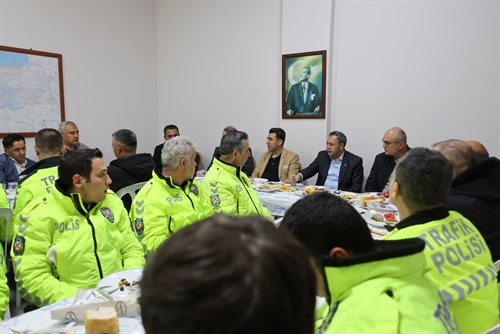 VALİ ŞEFİK AYGÖL, KADİR GECESİ’NDE TRAFİK POLİSLERİYLE SAHUR YAPTI