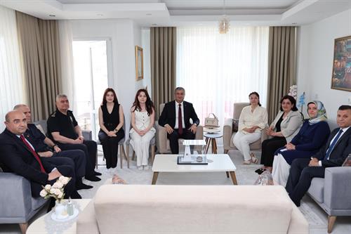 Valimiz Sayın Mustafa Yavuz ve Eşi Süreyya Yavuz Hanımefendi’den 15 Temmuz Şehidi Metin Arslan’ın Ailesine Ziyaret.