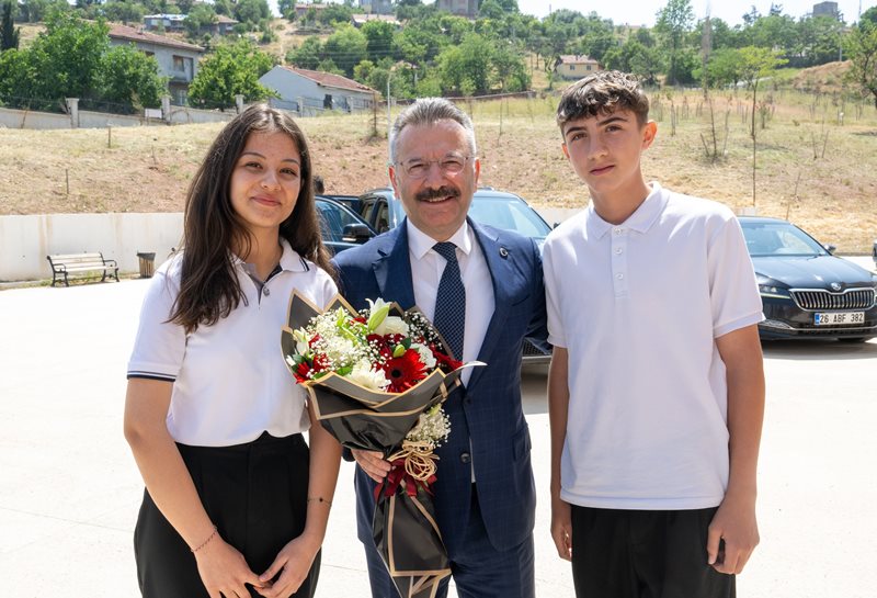 Valimiz Sayın Hüseyin Aksoy, açılış sonrası Süleyman Şah Anadolu Lisesi'ni ziyaret ederek sınıflarda öğrencilerle sohbet etti,