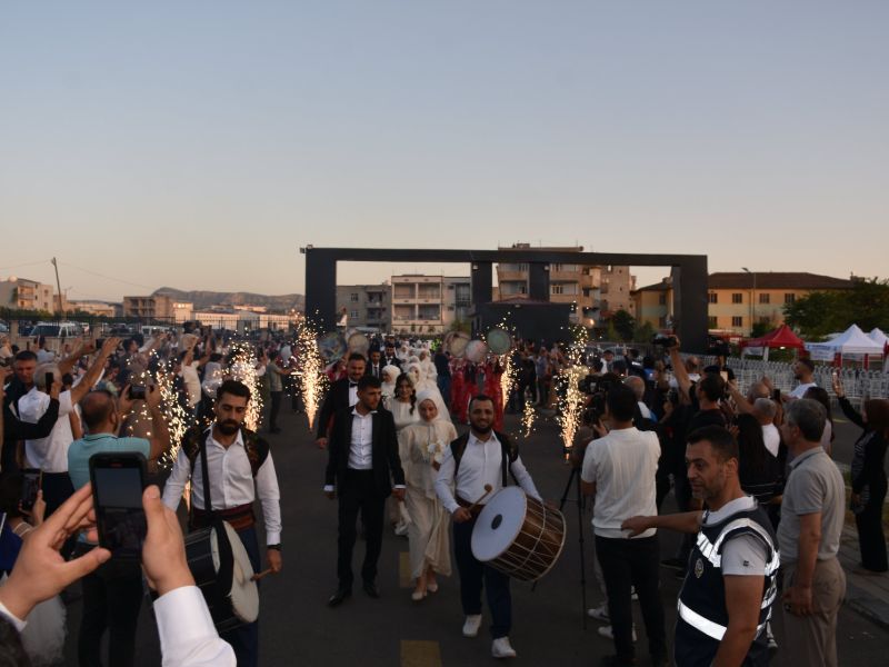 Siirt Emniyet Müdürlüğü Ekiplerince "Sağdıcım Polis Olsun" Projesi Kapsamında 40 Çiftin Nikâh Heyecanı Yaşandı