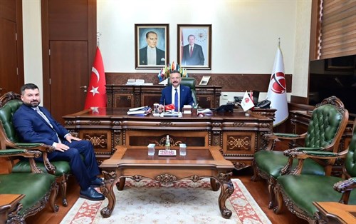 Karadenizliler Derneği Başkan Yardımcısı İsmail Karış Valimiz Sayın Hüseyin Aksoy’u ziyaret etti.