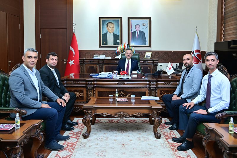 Sücaaddin Veli Kültür ve Turizm Derneği Başkanı Halil İbrahim Kızılarslan ve beraberindekiler Valimiz Sayın Hüseyin Aksoy’u ziyaret etti.
