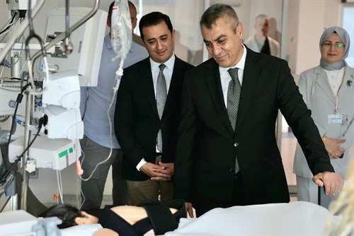 VALİMİZ SAYIN ATİLLA TOROS, ERDEMLİ İLÇESİNDE MEYDANA GELEN TRAFİK KAZASINDA YARALANAN ÖĞRENCİLERDEN SİNEM GEZİCİ VE MEDİNE YAMAN’I ZİYARET ETTİ