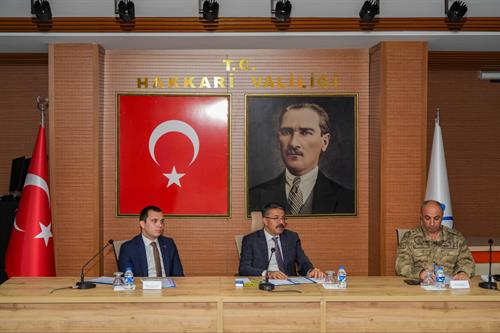 Vali Çelik, Hakkâri Merkez Köy Muhtarları ile Bir Araya Gelerek Toplantı Yaptı
