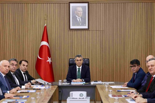 VALİMİZ SAYIN ATİLLA TOROS BAŞKANLIĞINDA, ANAMUR İLÇESİNDE DEĞERLENDİRME VE KOORDİNASYON TOPLANTISI GERÇEKLEŞTİRİLDİ