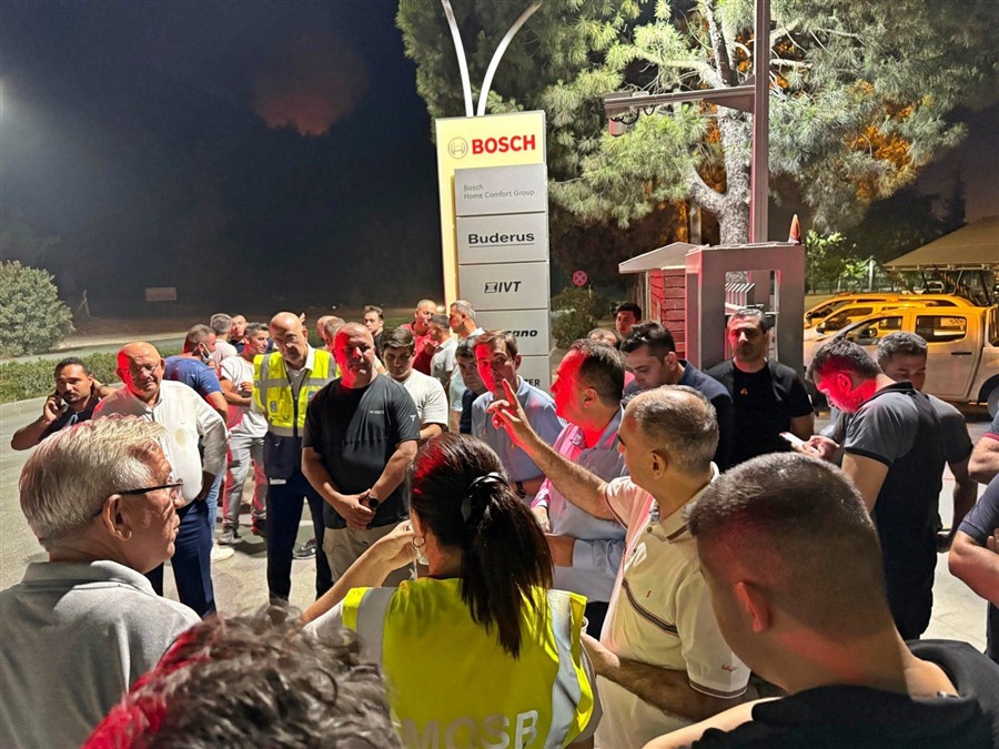 Valimiz Vahdettin Özkan, Kayapınar Mahallesi orman yangını söndürme çalışmalarını alanda koordine ediyor