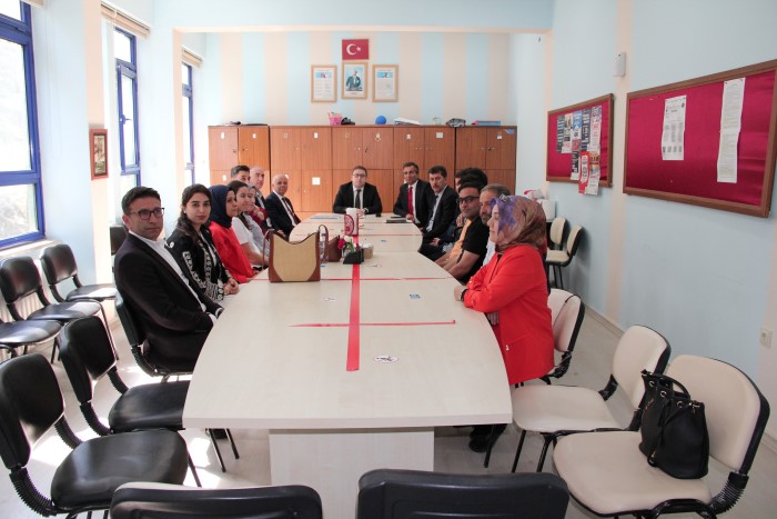 Kaymakamımız Dr. İsmail Altan DEMİRAYAK Yunus Emre İlkokul ve Ortaokulunu ziyaret etti.