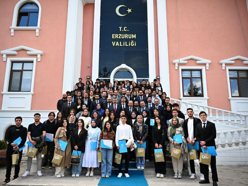 Vali Mustafa Çiftçi, Palandöken Ekonomik Forumu’nda Görev Alan ETÜ Akademisyenleri ve Öğrencileriyle Bir Araya Geldi