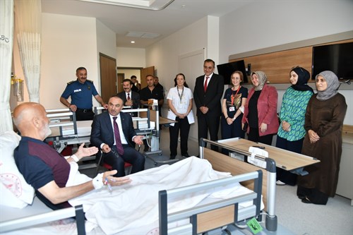 Vali Soytürk ve Nurdan Soytürk Şehit Babasını Tedavi Gördüğü Hastanede Ziyaret Etti