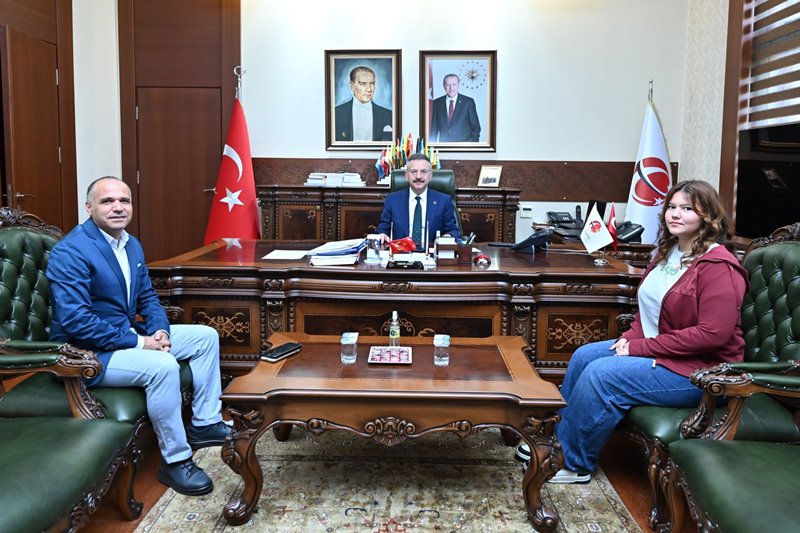 Mersin Çevre Koruma Vakfı Eski Müdürü Osman Bucak ve kızı Ceylin Bucak Valimiz Sayın Hüseyin Aksoy’u ziyaret etti.
