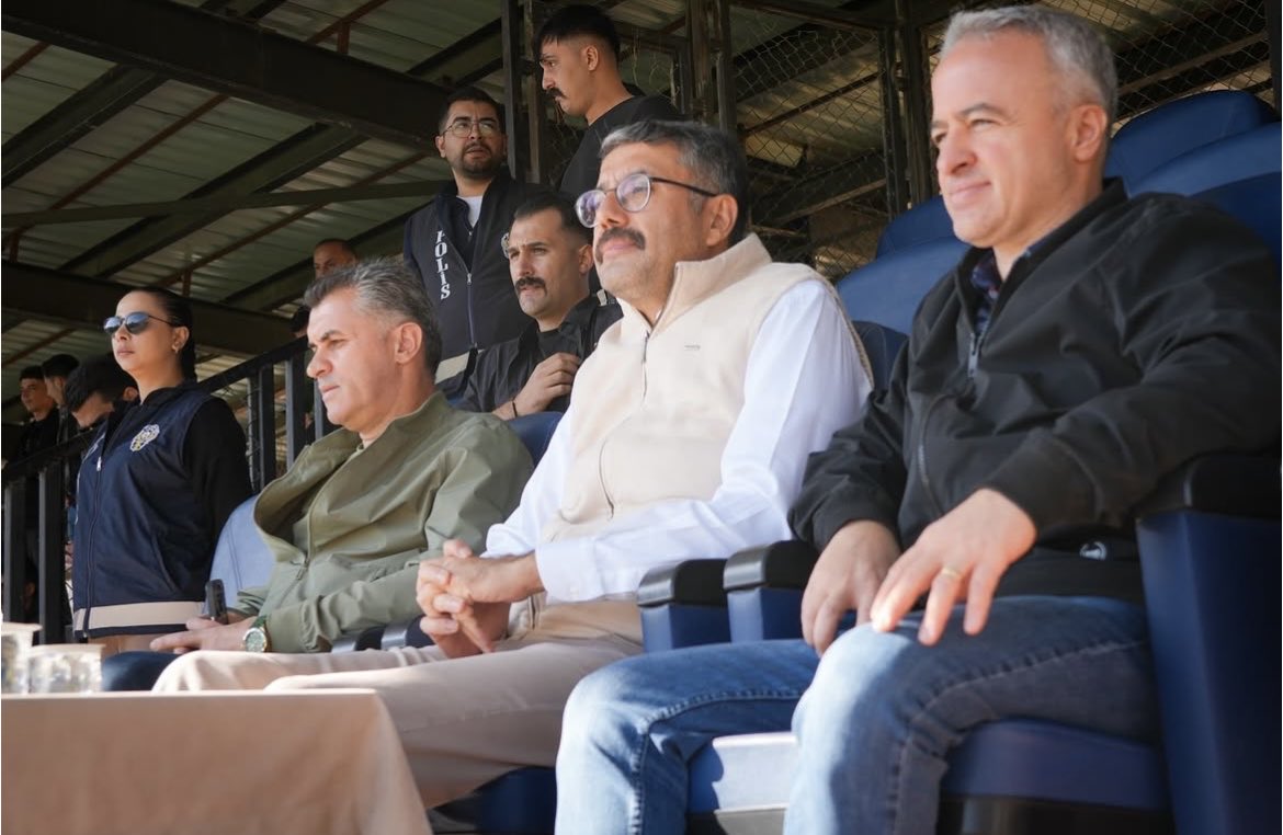 Vali Çelik, Hakkâri Zapspor'u Iğdır Karaağaç Spor Karşısında Aldığı Galibiyet İçin Tebrik Etti